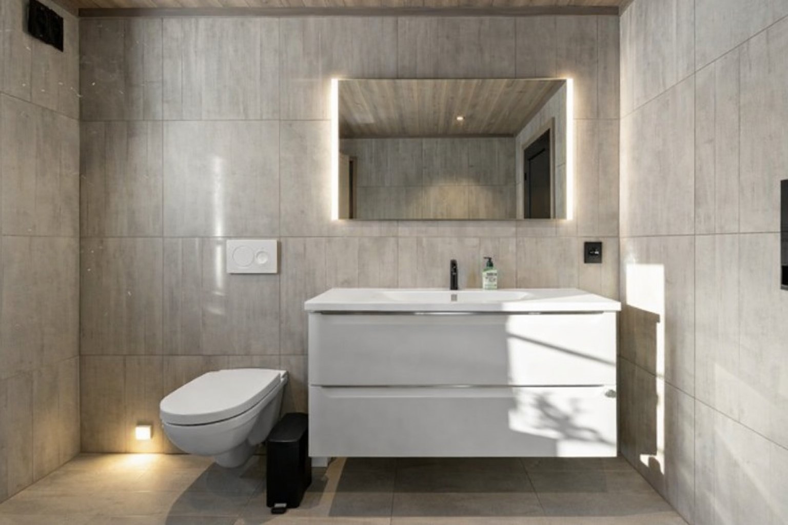 浴室燈光設計全攻略：設計師私藏5大細節＋浴室燈具推薦，打造浴室高級感！ 浴室照明設計,浴室燈具推薦,浴室燈具選擇, 浴室燈怎麼選, 衛浴燈光設計,浴室燈光瓦數, 浴室燈光配置,浴室燈光色溫,led浴室崁燈推薦,led防水崁燈推薦,浴室崁燈ip44 ip65,防水崁燈ip44 ip65,浴室燈帶推薦,浴室燈條推薦,浴室壁燈推薦,防水燈帶,防水燈條,防水壁燈浴室照明設計 ,室內照明設計 ,住宅照明設計 ,居家照明設計 ,燈具推薦,燈飾推薦,居家燈光設計,居家照明怎麼選, 北歐風家居,現代風家居,輕奢風家居,工業風家居,日式風家居,居家照明設計,住宅照明設計,室內照明設計,燈具店推薦,燈飾店推薦,燈具店台中,燈具店台北,燈具店新竹,燈具店高雄,燈具店桃園,TJ2 Lighting東捷生活科技,H&L東捷生活家居